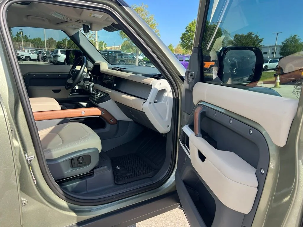 Used 2024 Green Land Rover S image 9