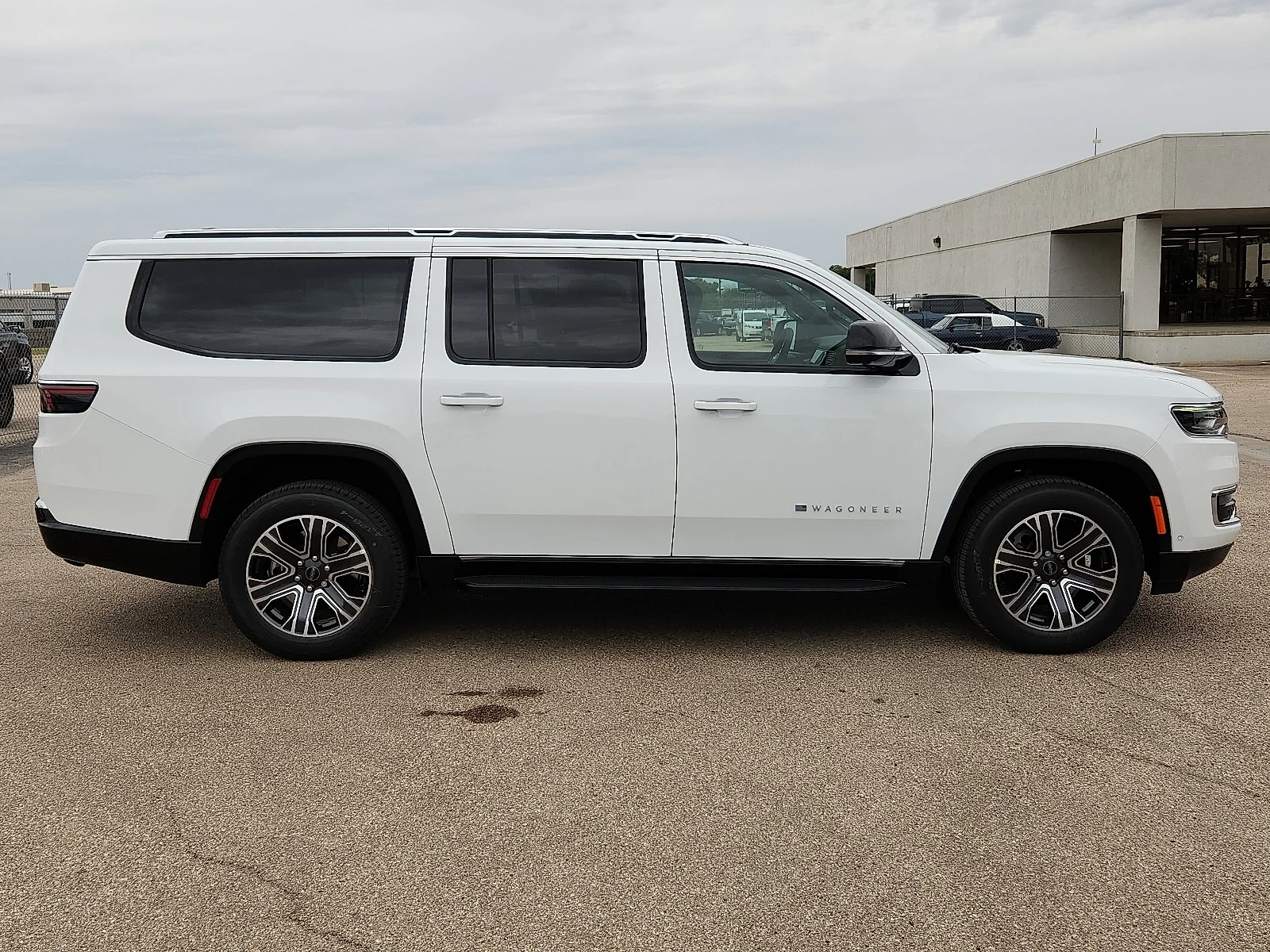 New 2025 Bright White Clear-Coat  Paint Jeep L 4X4 image 5