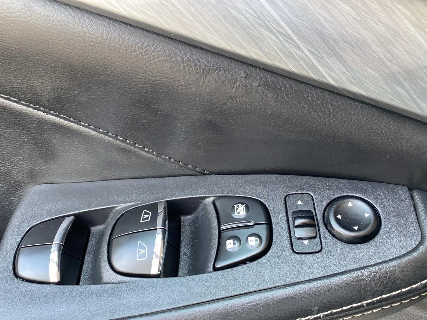 Used 2017 Gun Metallic Nissan SL image 23