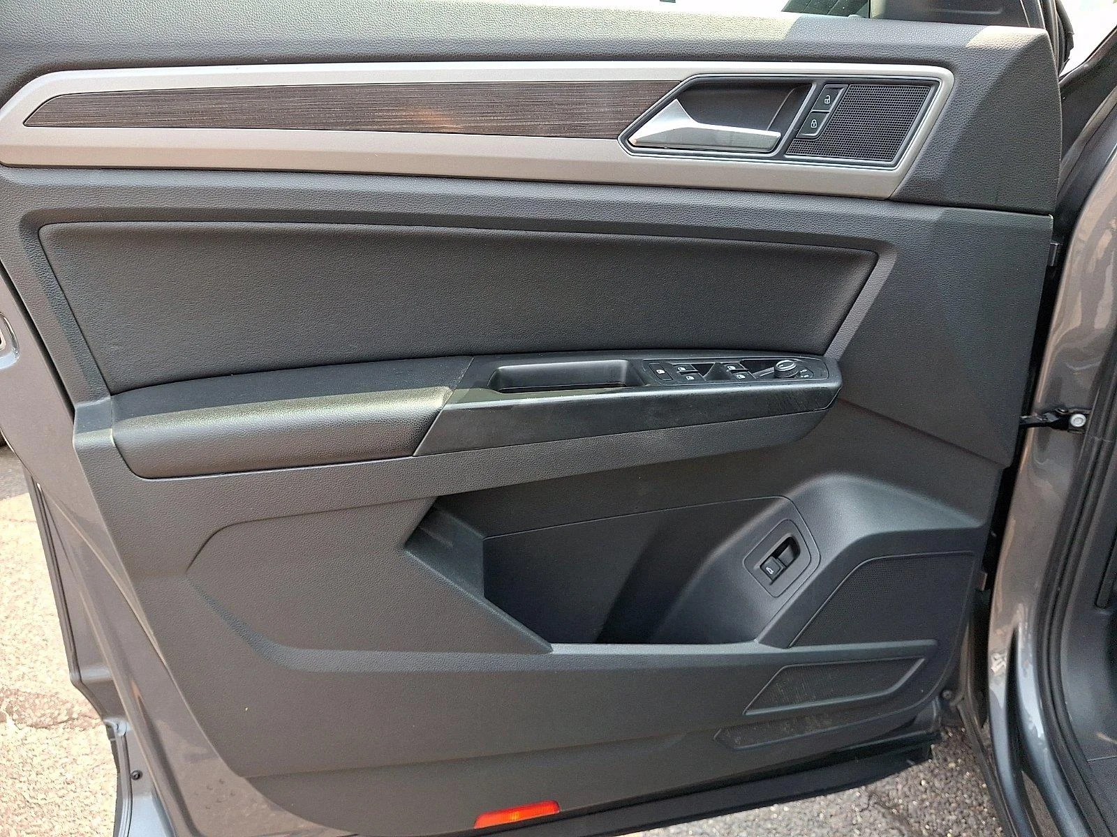Used 2019 Platinum Gray Metallic Volkswagen 3.6L V6 SE w/Technology image 15