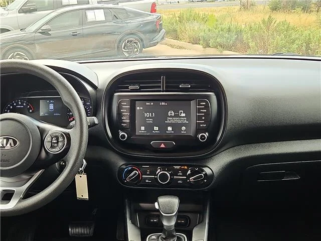 Used 2021 White KIA S (IVT) image 9