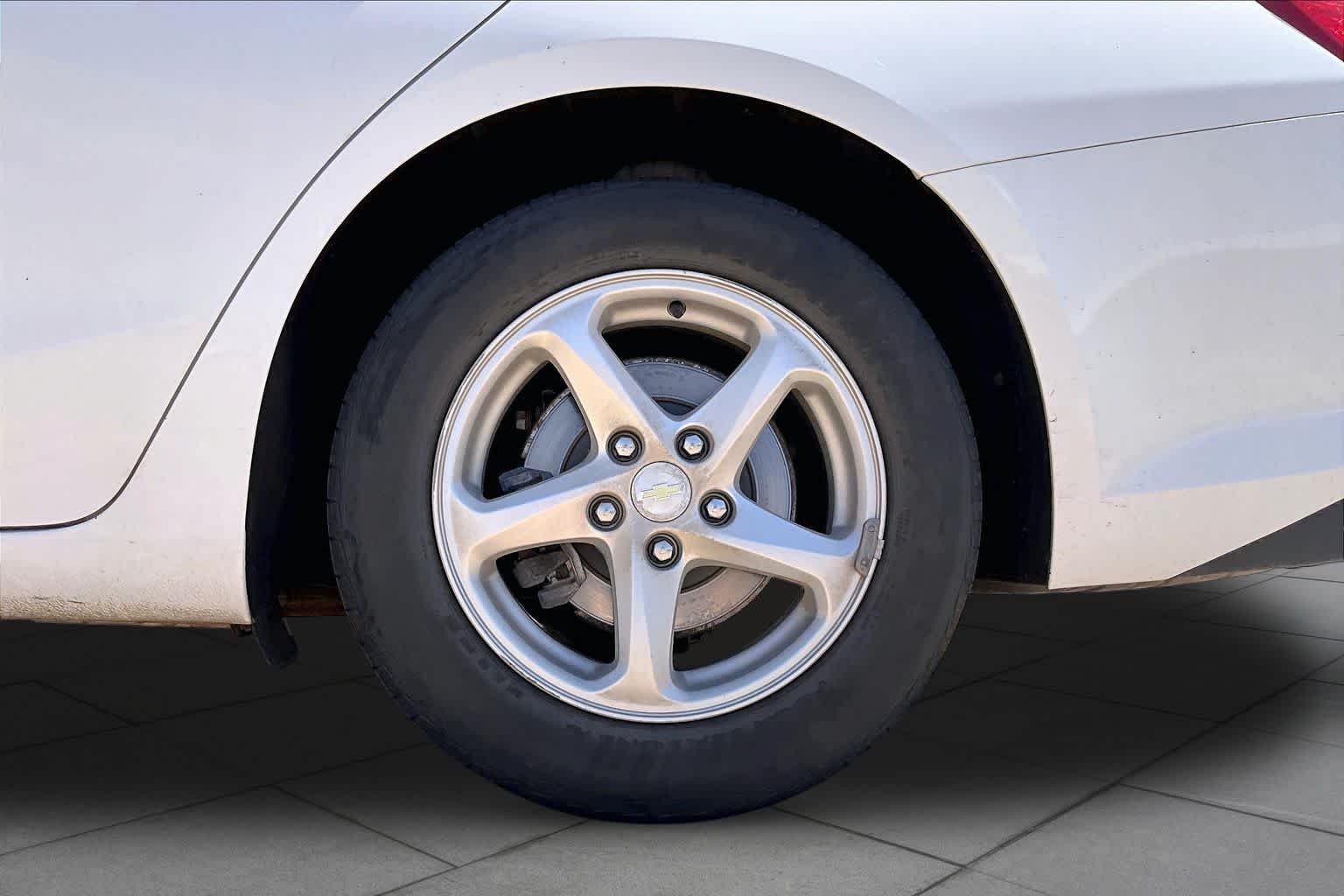 Used 2016 Summit White Chevrolet LS image 11