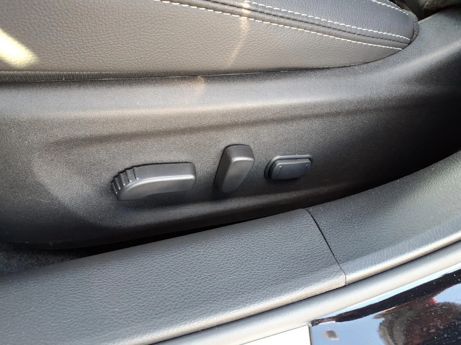 Used 2025 Super Black Nissan SL image 9
