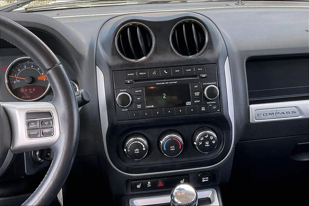 Used 2016 White Jeep Latitude image 5