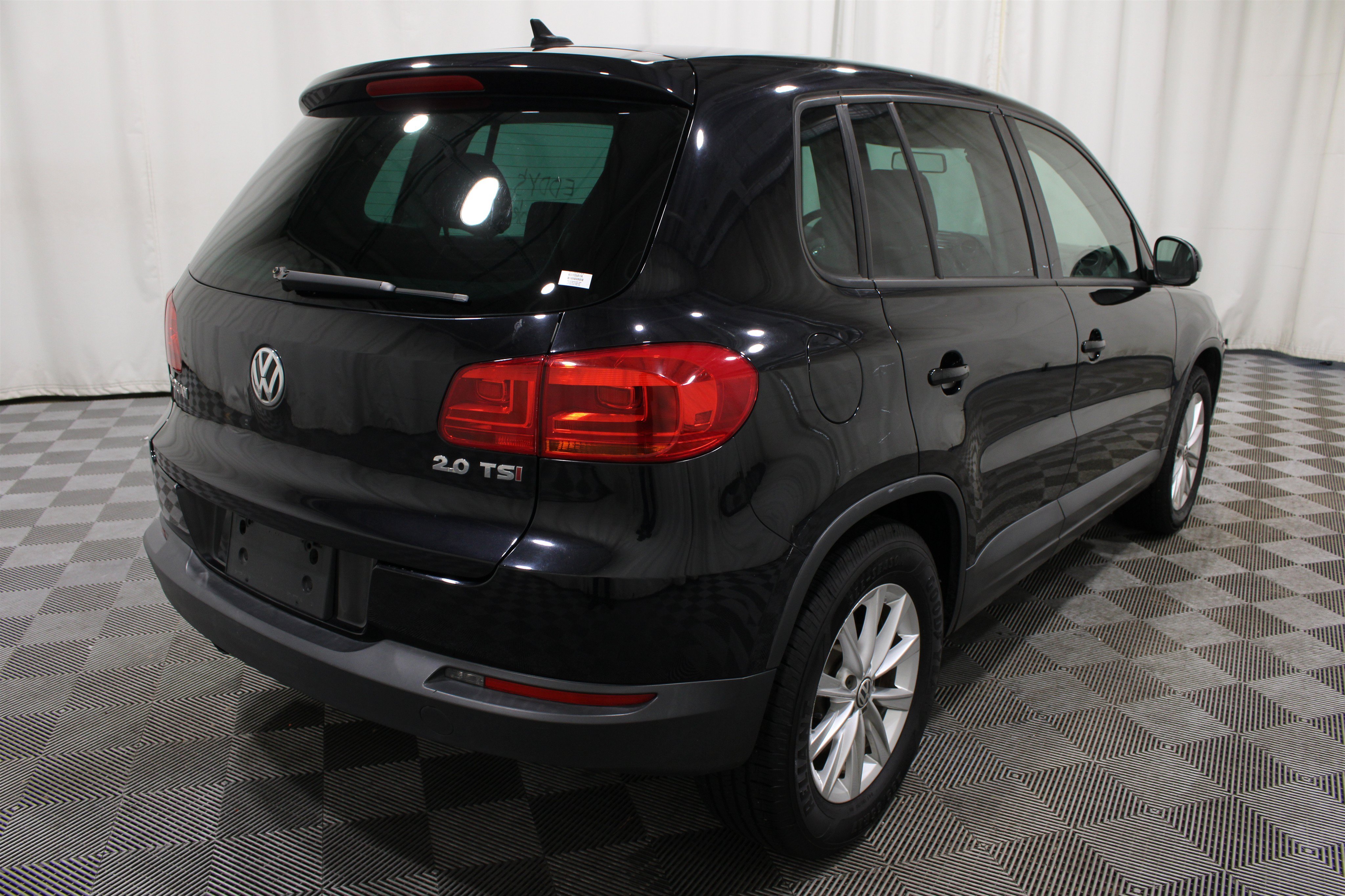 Used 2014 Deep Black Pearl Volkswagen SE image 23