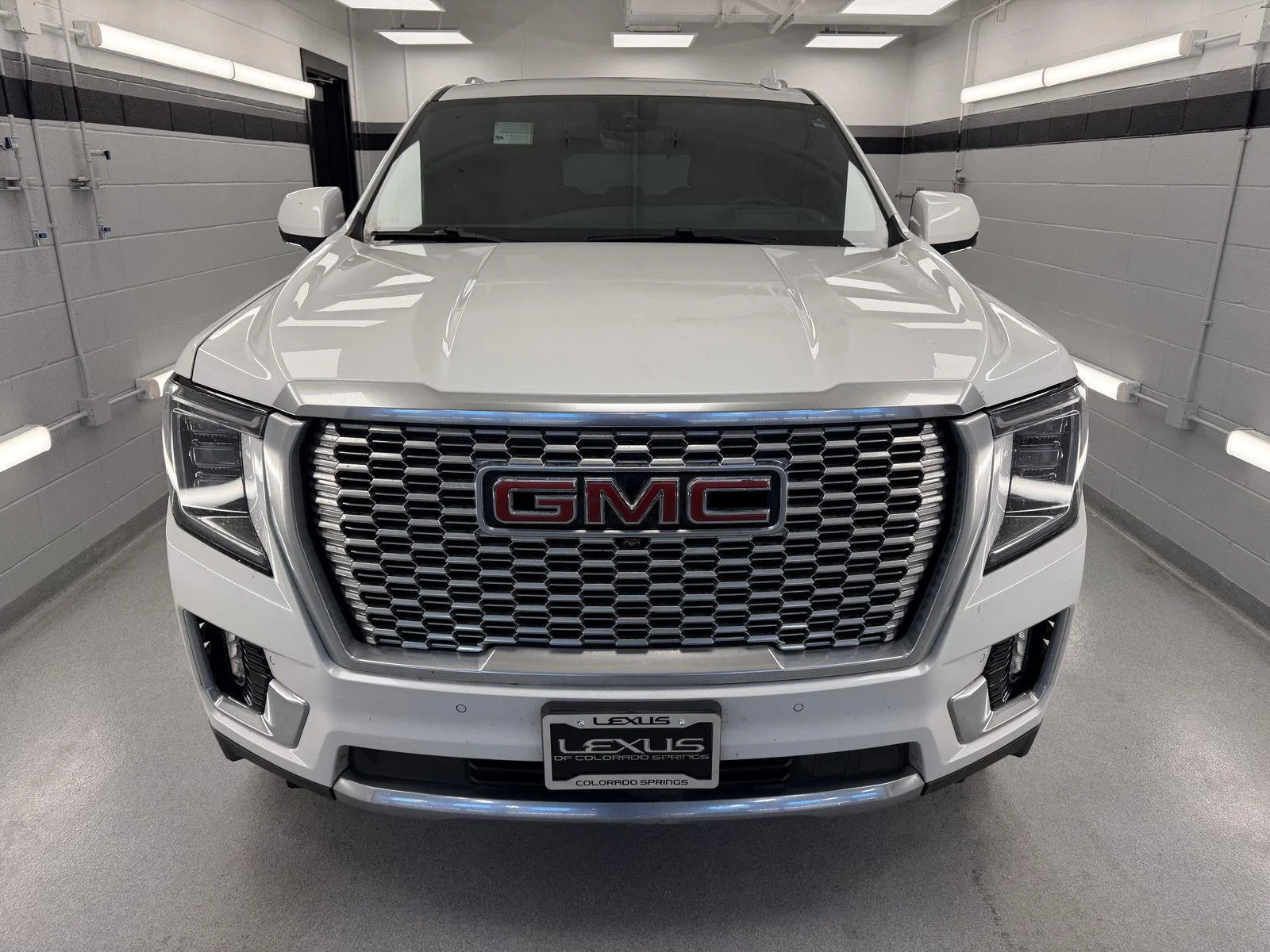 Used 2023 White Frost Tricoat GMC Denali image 3