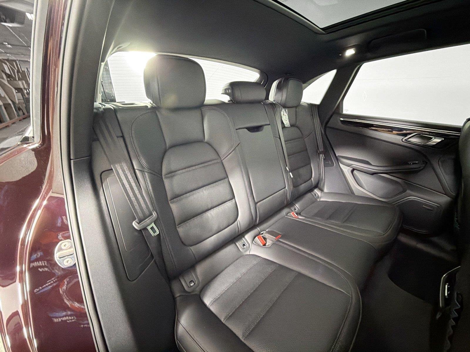 2026 Porsche Macan T - Photo 27