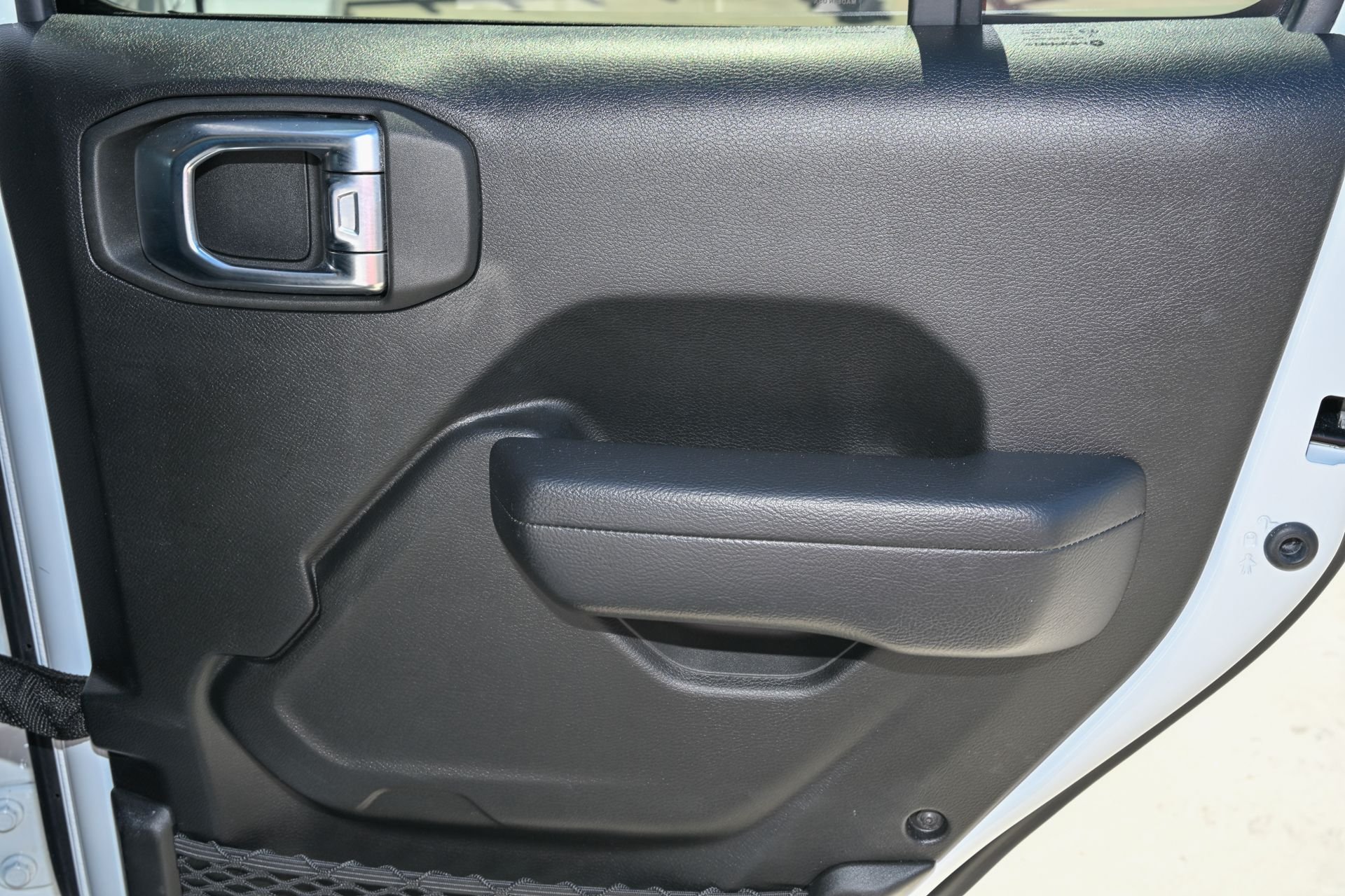 Used 2023 White/off-white Jeep Sport S image 12