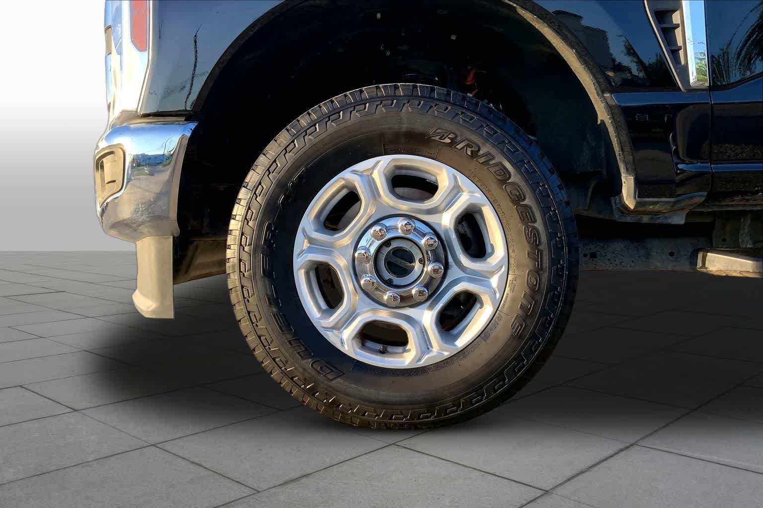 Used 2025 Agate Black Metallic Ford F-250 Pickup XLT image 11