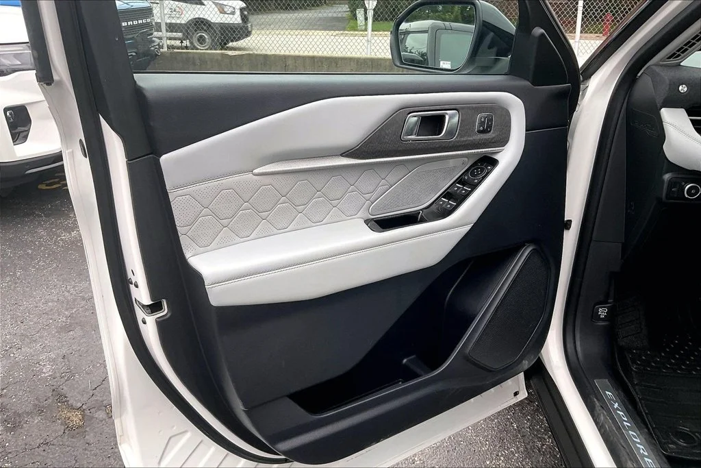 Certified Used 2025 White Metallic Ford Platinum image 22