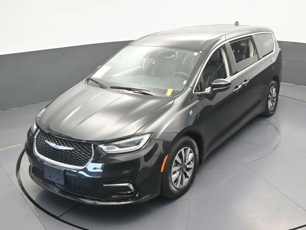 Used 2023 Brilliant Black Crystal Pearlcoat Chrysler Touring L image 46