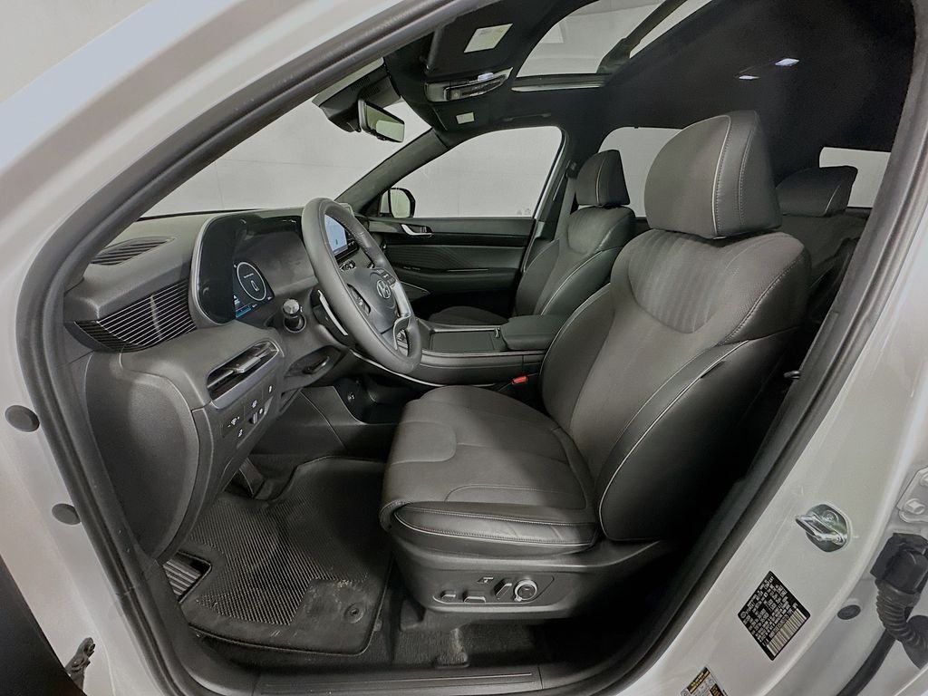 Used 2025 White Hyundai Calligraphy Night Edition image 21
