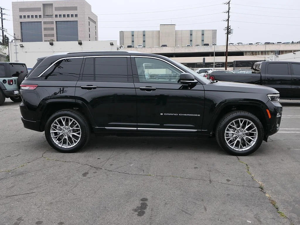 Used 2023 Diamond Black Crystal Pearl Coat Jeep Summit image 2