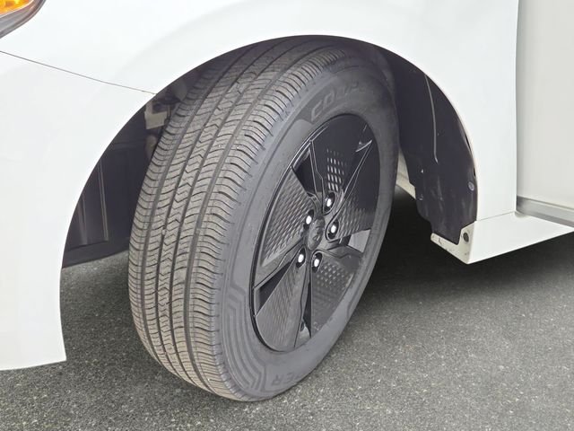 Used 2020 White Hyundai SE image 31