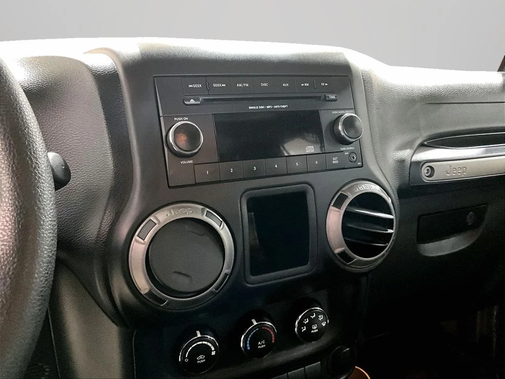 Used 2015 Silver Jeep Unlimited Sport image 6