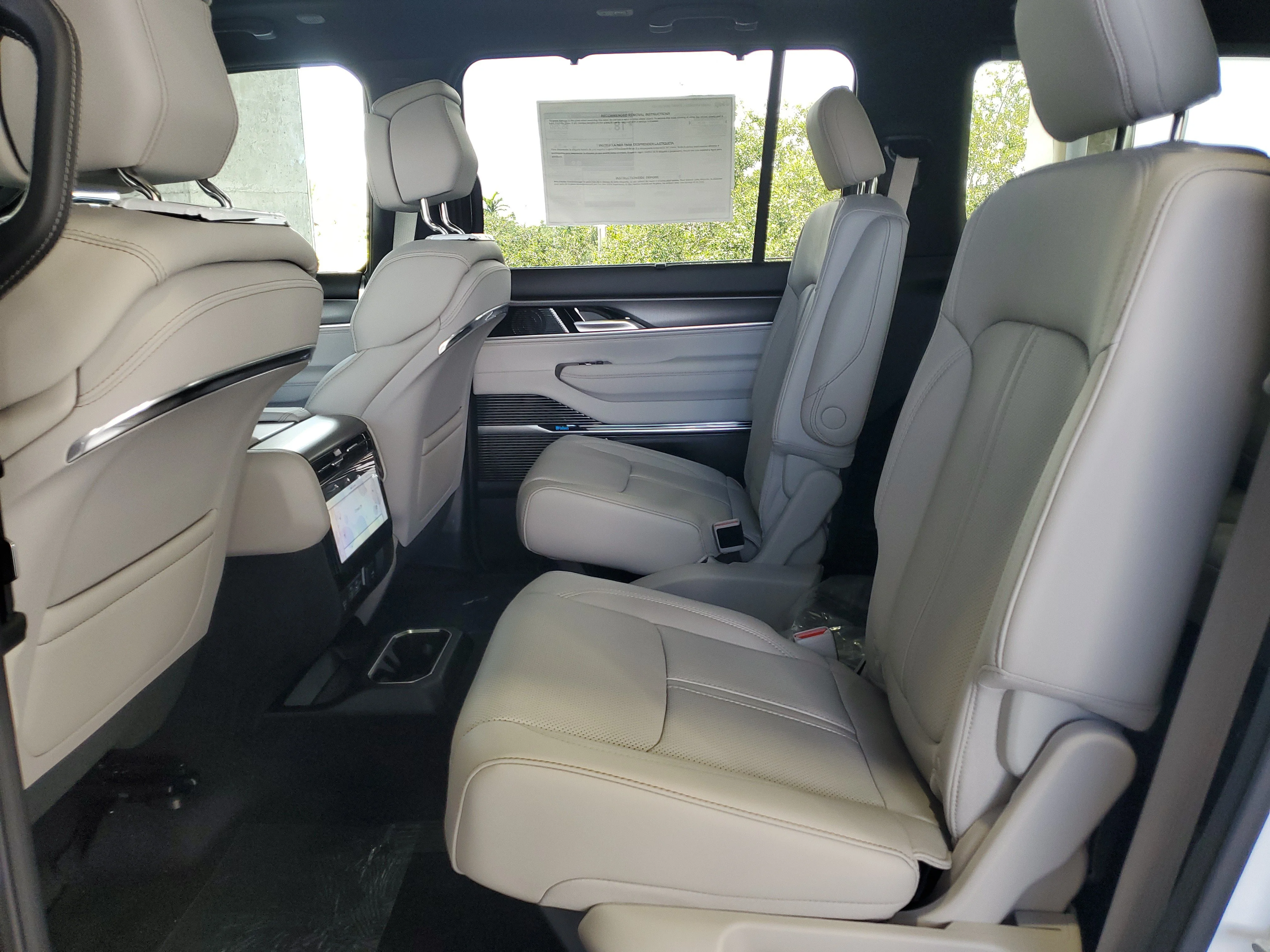 New 2026 Bright White Clear-Coat Exterior Paint Jeep Summit Obsidian image 8
