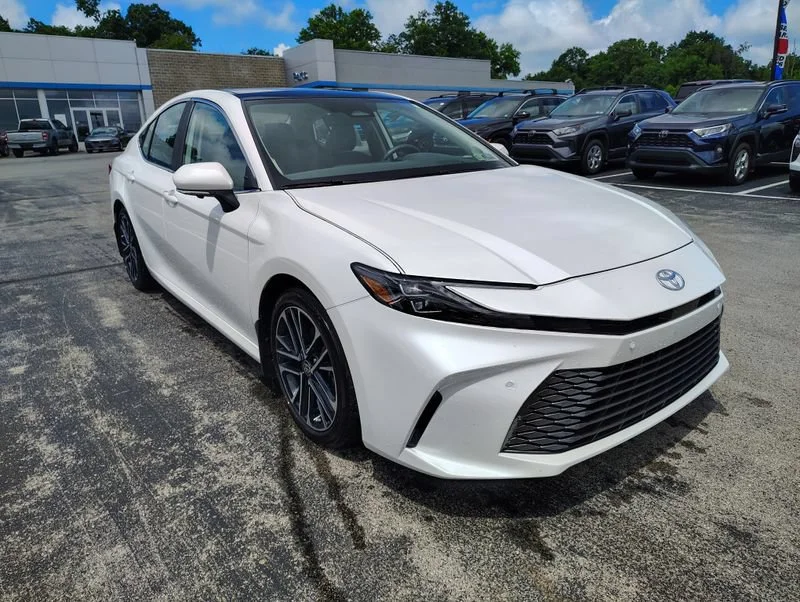 Used 2025 Off-white Toyota XLE image 3
