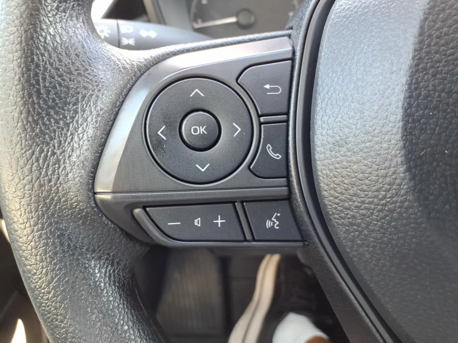 Used 2025 Wind Chill Pearl Toyota LE image 23