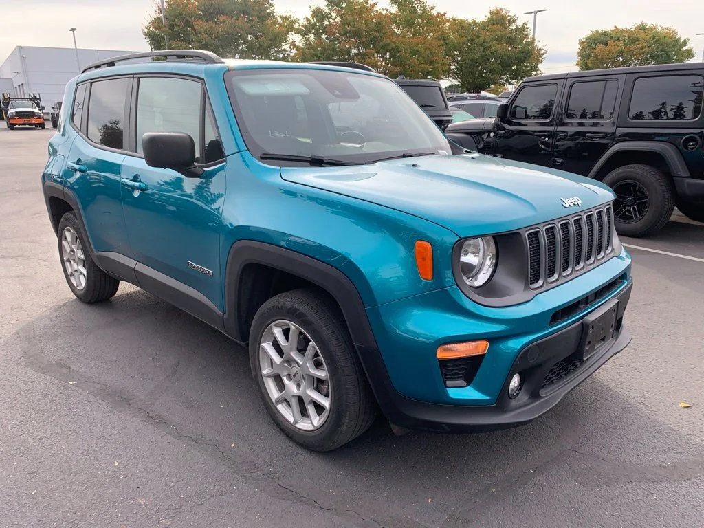 Used 2022 Bikini Metallic Clearcoat Jeep Latitude image 5