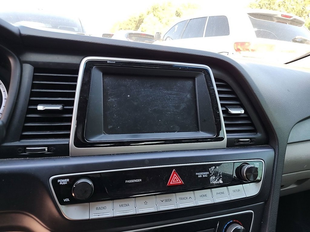 Used 2019 Silver Hyundai SE image 7