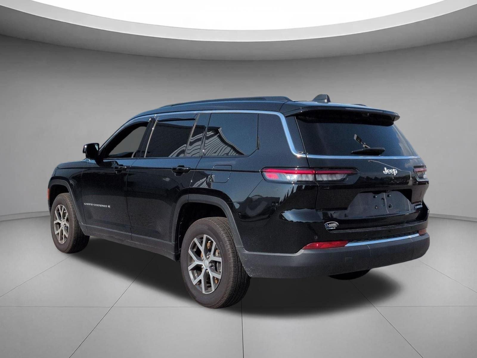 Used 2025 Diamond Black Crystal Pearlcoat Jeep Limited image 3