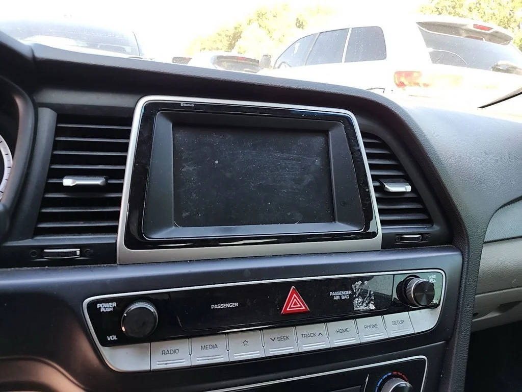 Used 2019 Silver Hyundai SE image 7