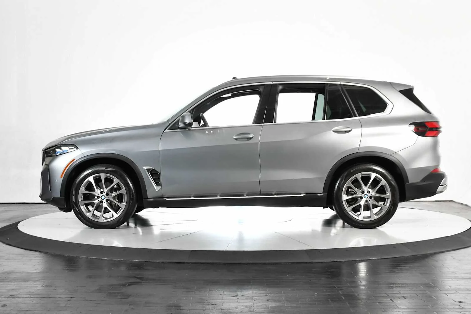 Used 2024 Skyscraper Grey Metallic BMW xDrive40i image 2