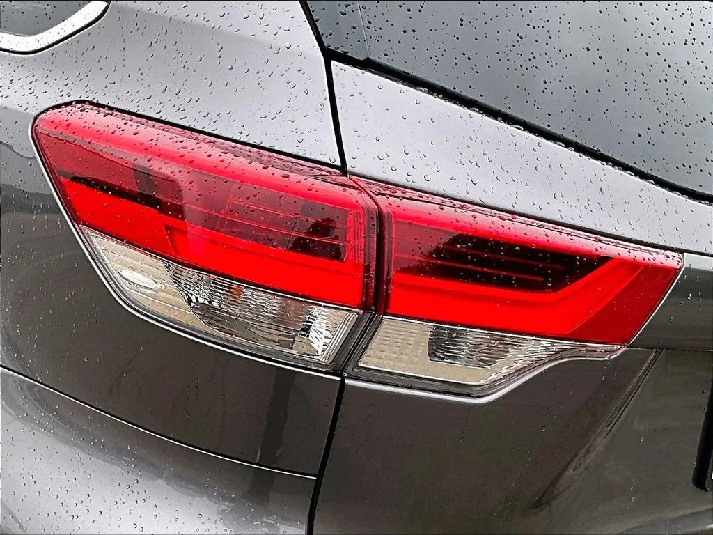 Used 2019 Gray Toyota XLE image 27