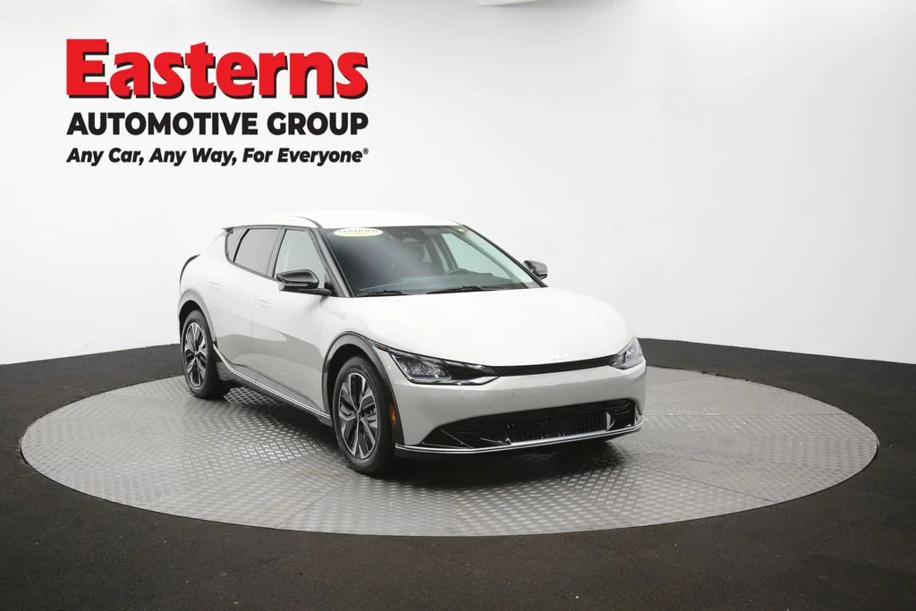 Used 2023 White Kia Wind image 53