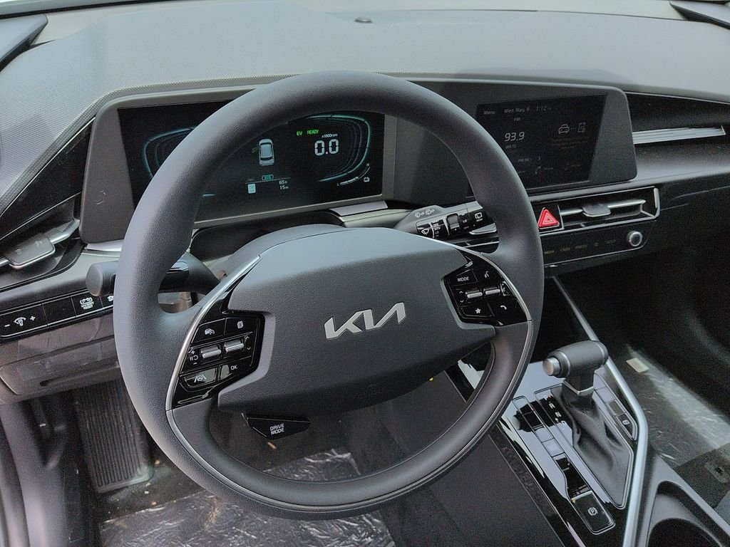 New 2026 Snow White Pearl Kia LX image 9