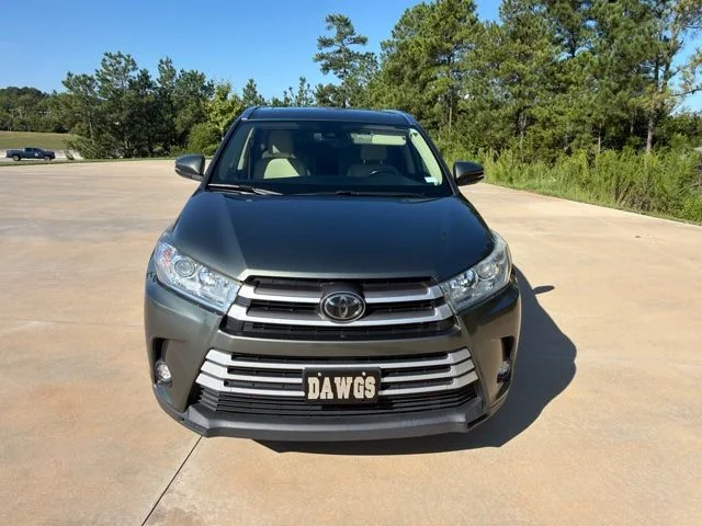 Used 2018 Jade Metallic Toyota XLE image 2