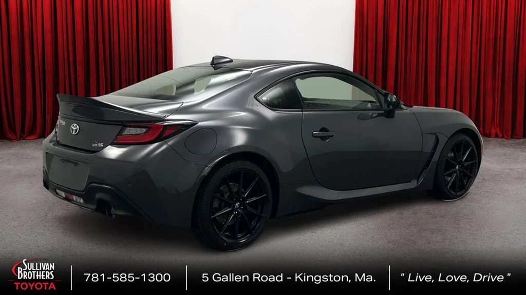 Used 2022  Toyota Premium image 5