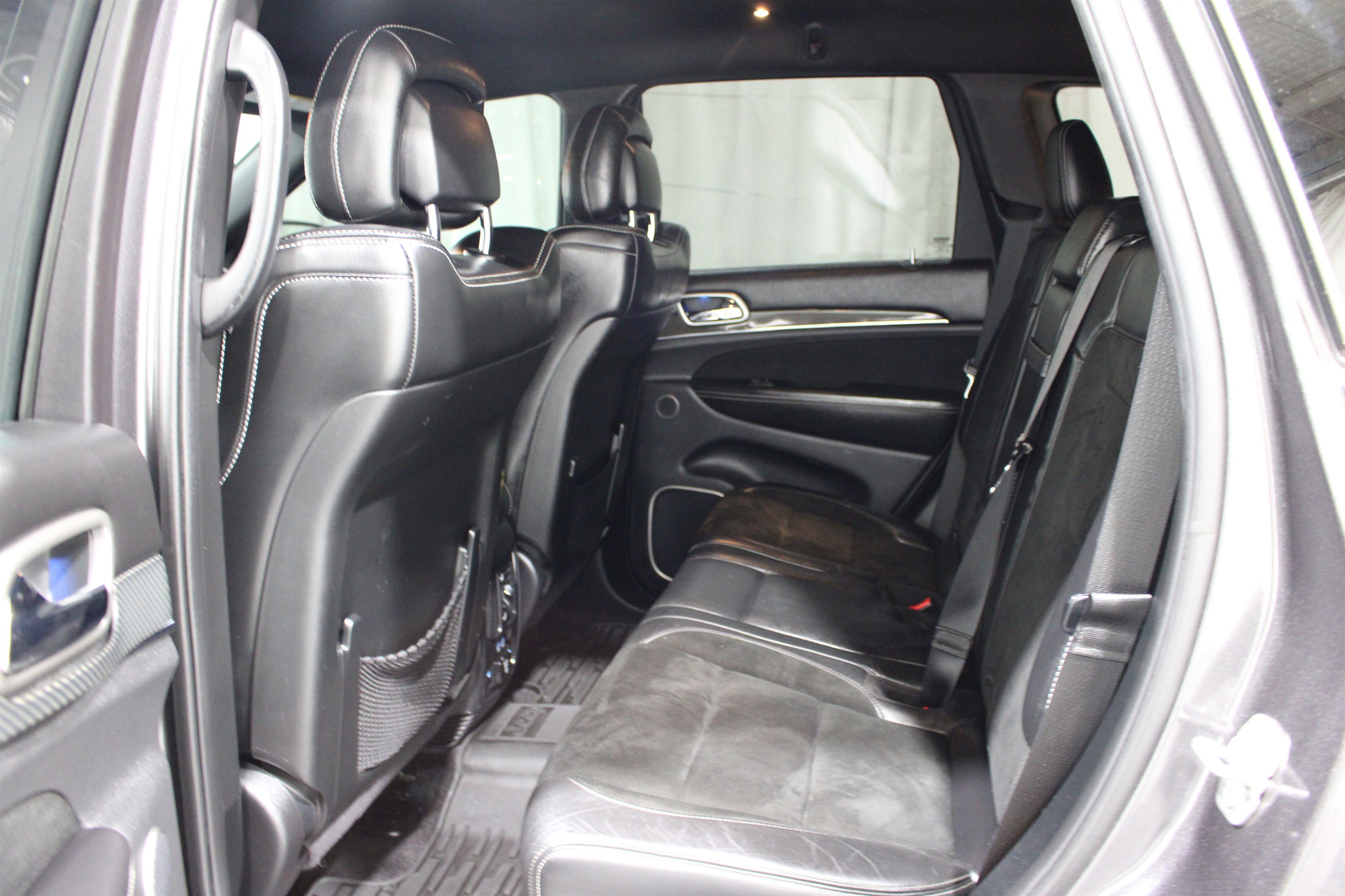 Used 2017 Granite Crystal Metallic Clearcoat Jeep SRT image 23