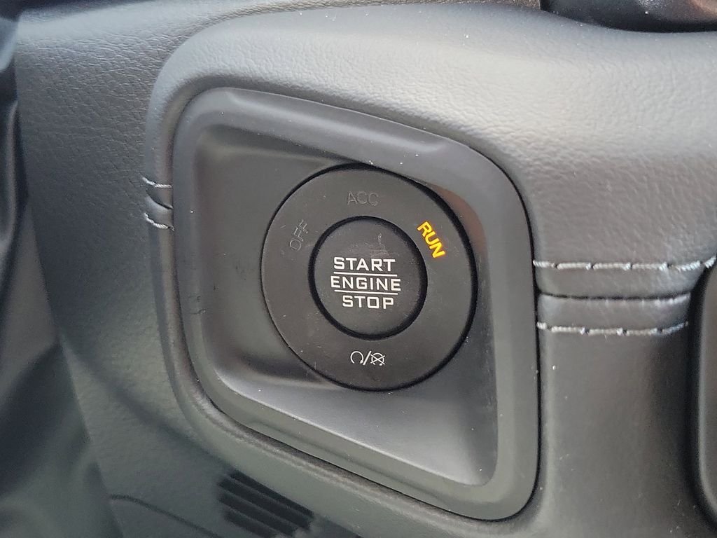 New 2026 Bright White Clear-Coat Exterior Paint Jeep Sahara image 23