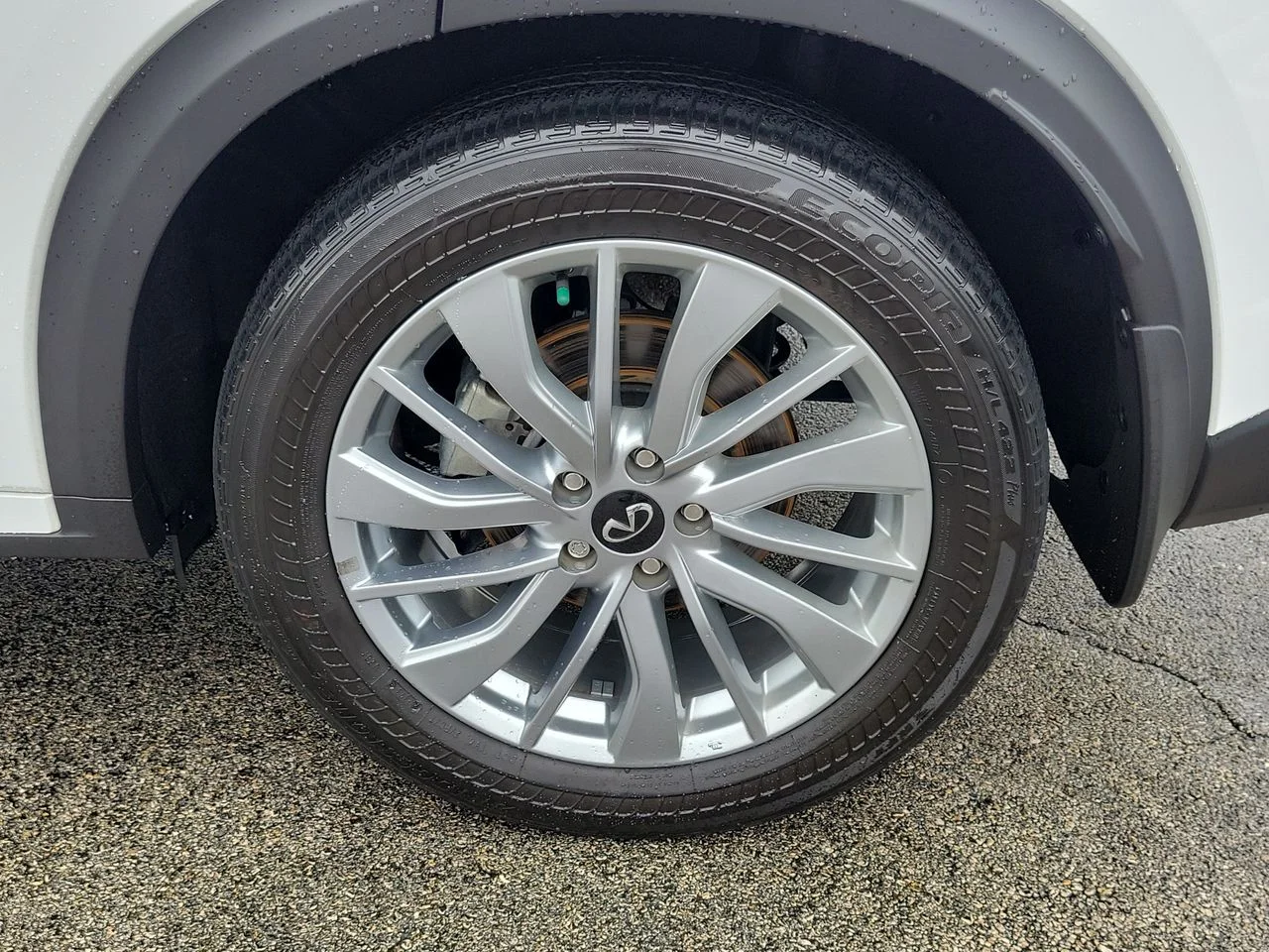 Used 2023 White INFINITI LUXE image 11