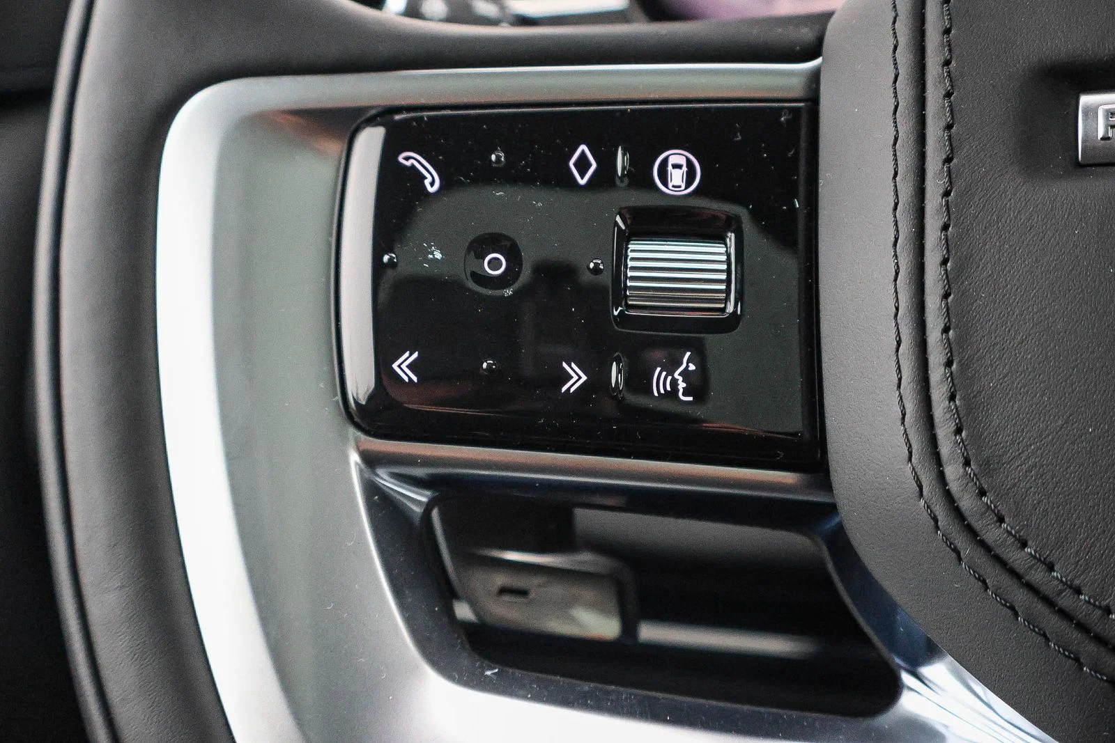 2025 Land Rover Range Rover SE - Photo 36