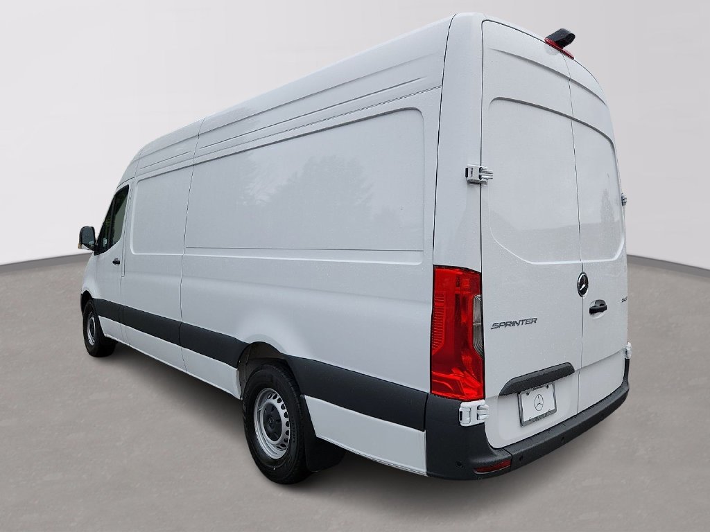 New 2026 Arctic+White Mercedes-Benz Cargo 170 WB image 4