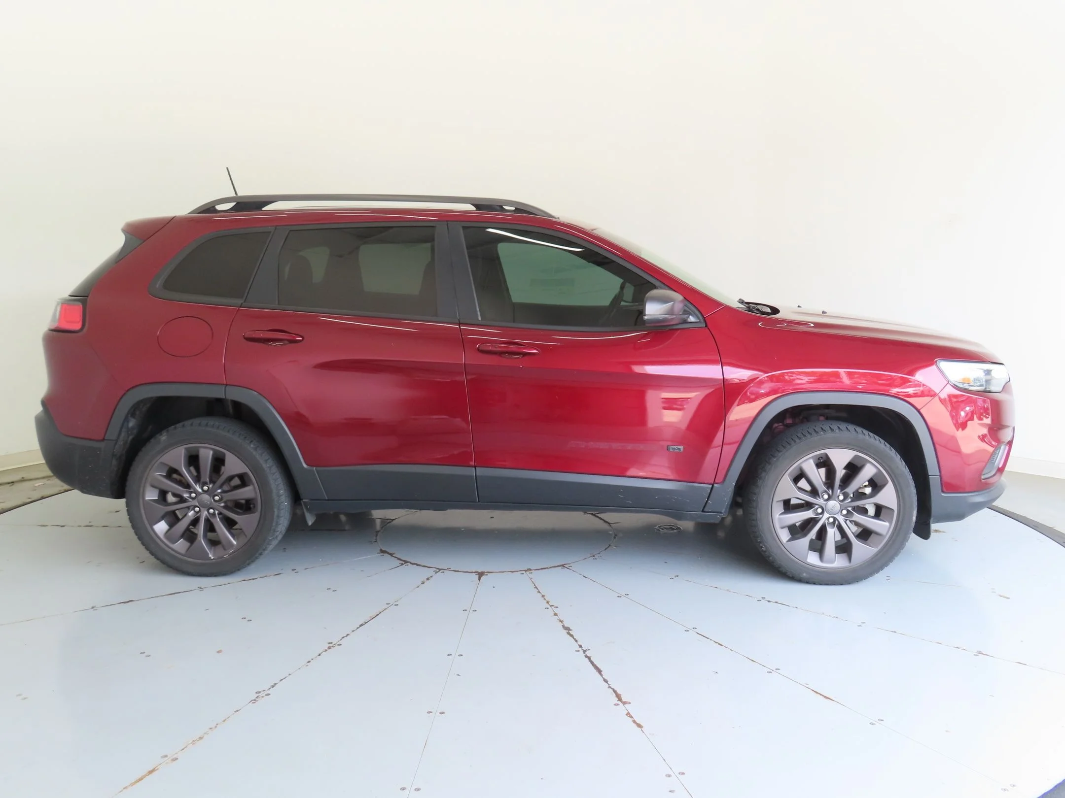 Used 2021 Red Jeep Latitude Lux image 2