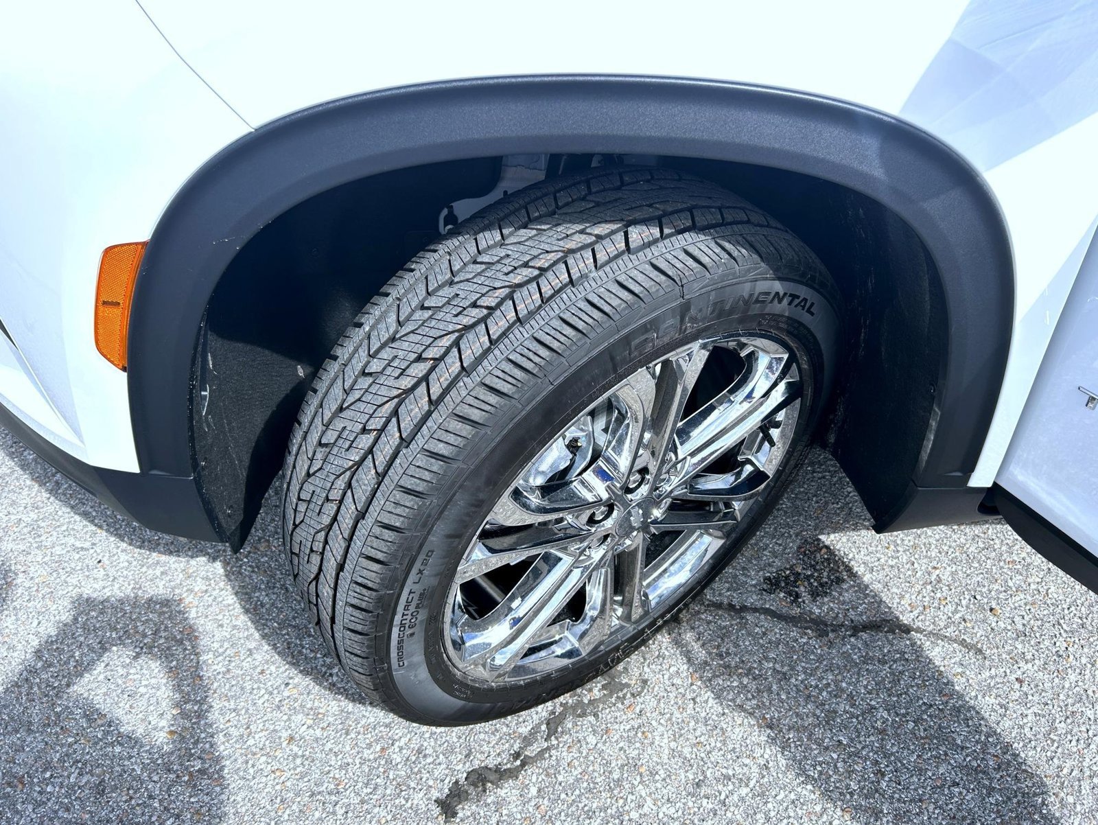New 2027 Summit White Chevrolet LT image 25