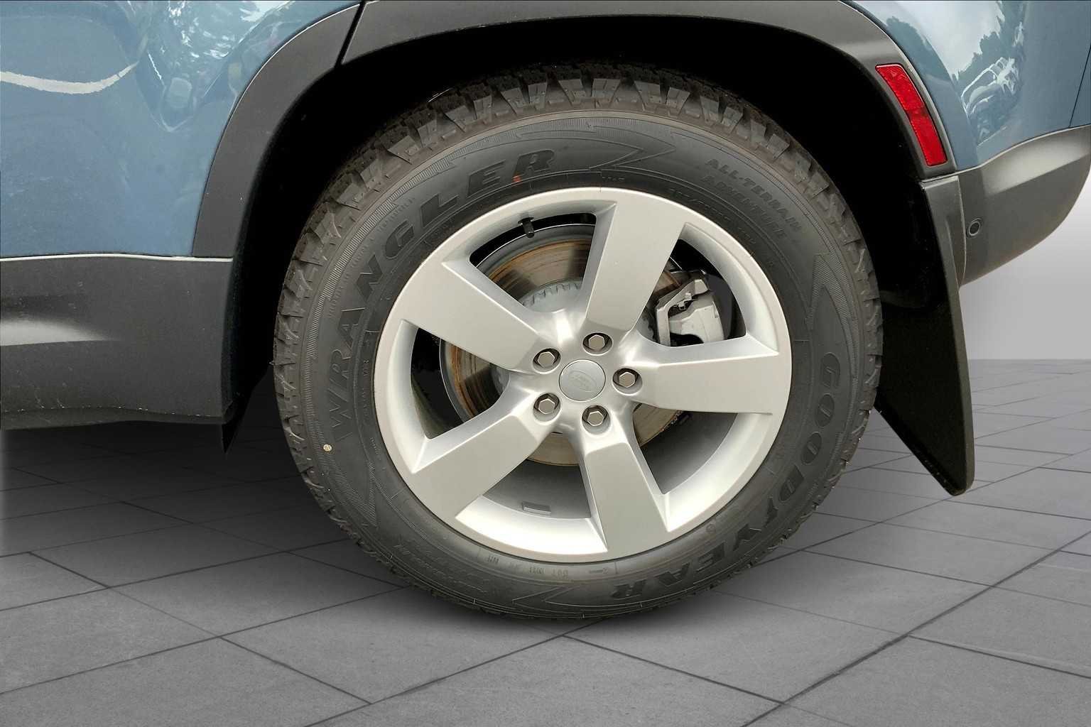 2025 Land Rover Defender S - Photo 17