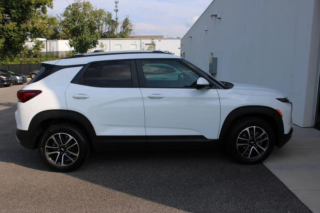 Used 2025 White Chevrolet LT image 31