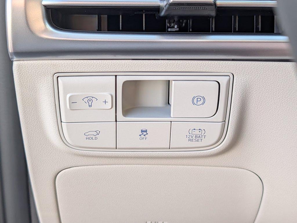 New 2026 White Hyundai SEL FWD image 32