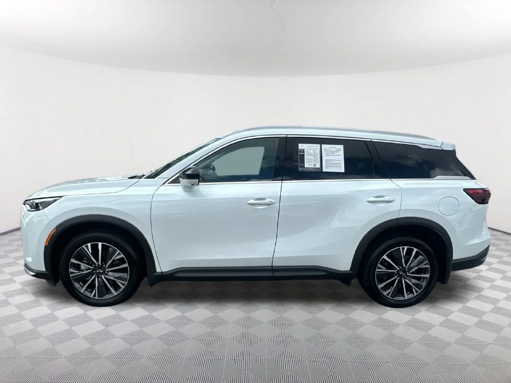 Certified Used 2027 White INFINITI LUXE image 8