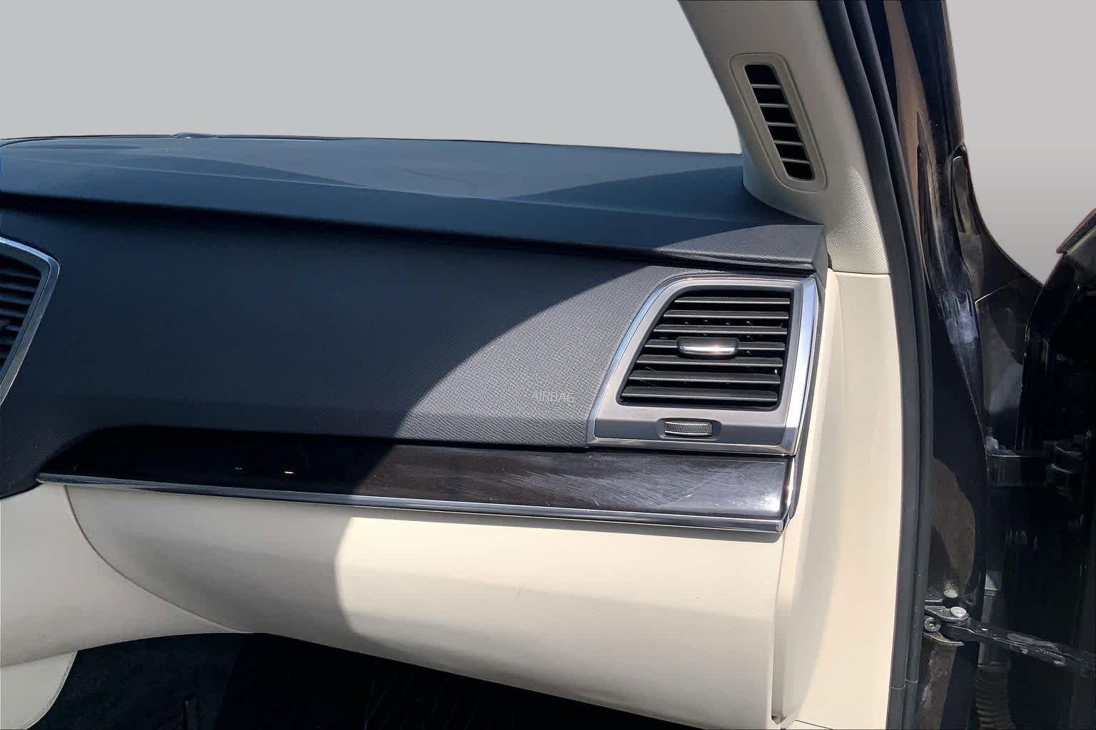 Used 2019 Onyx Black Metallic Volvo Momentum image 19
