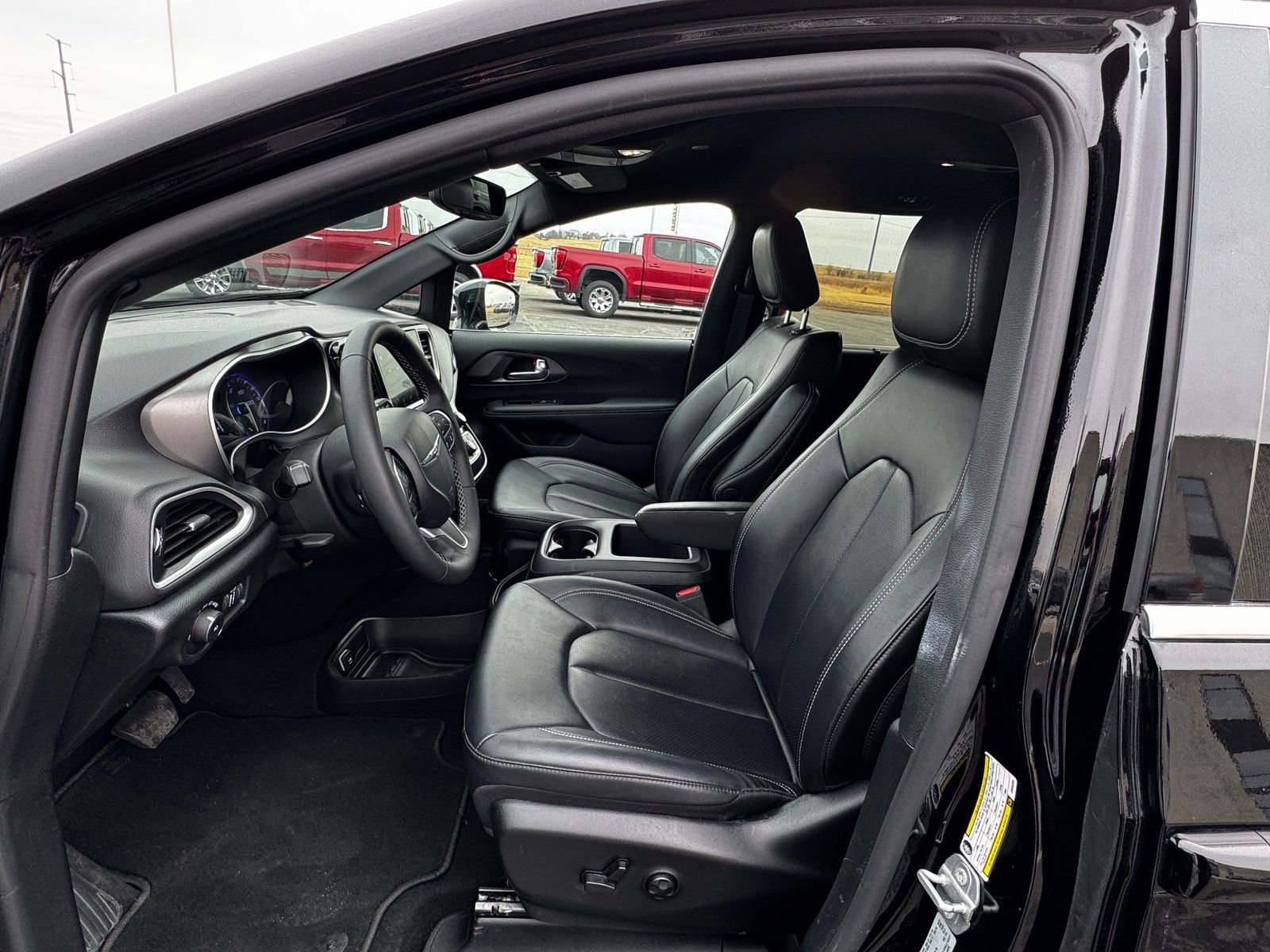Used 2025  Chrysler Select image 13