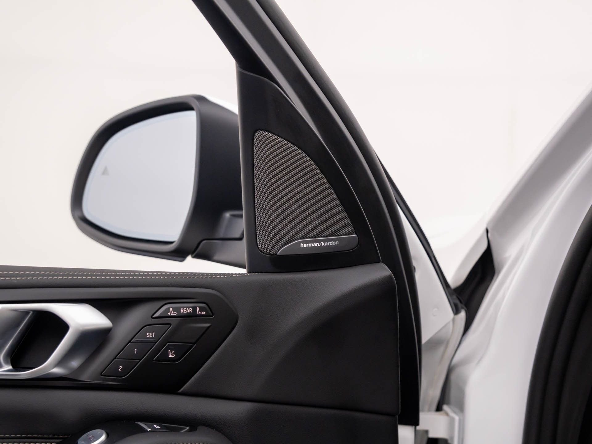 New 2026 Mineral White Metallic BMW xDrive40i image 13