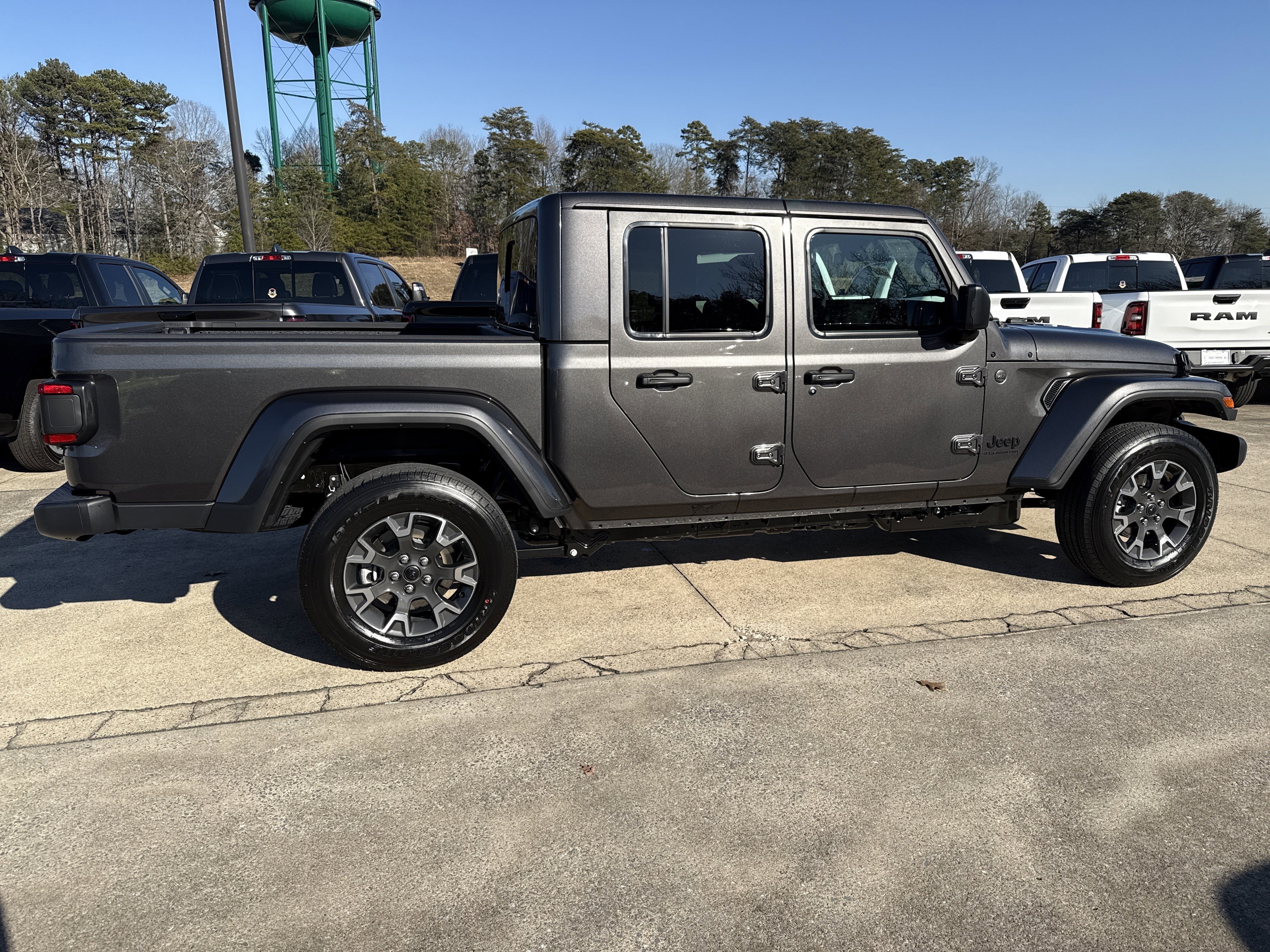 New 2026 Granite Crystal Metallic Clearcoat Jeep Sahara image 8