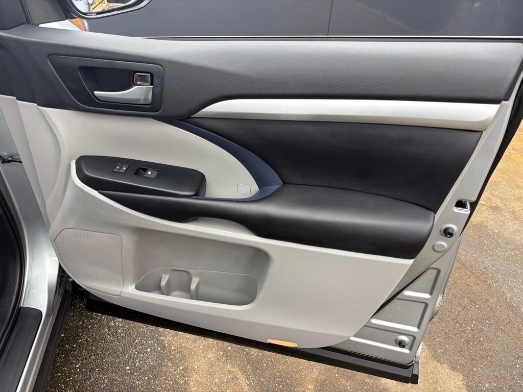 Used 2019 Silver Toyota XLE image 28