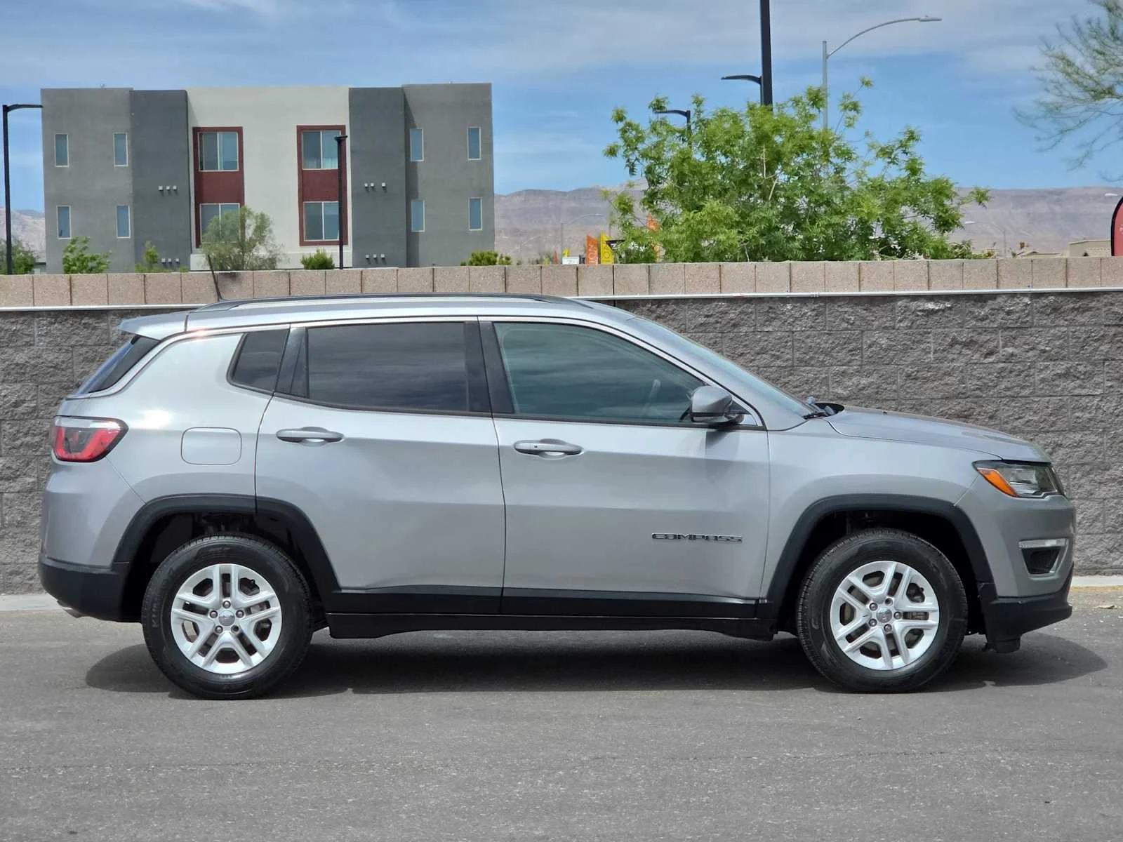 Used 2019 Billet Silver Metallic Clearcoat Jeep Limited image 9