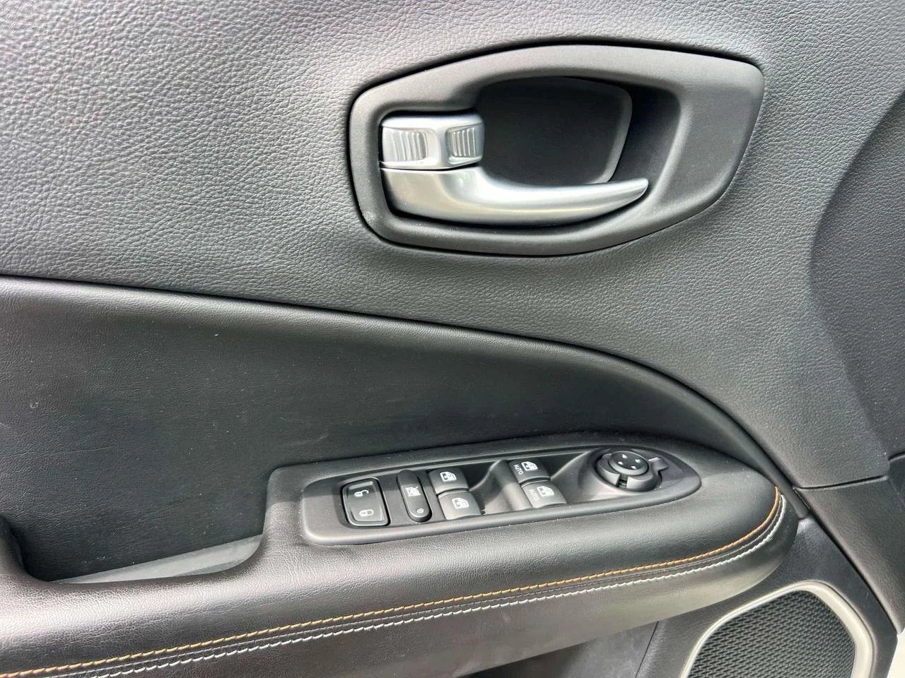 Used 2021 White Clearcoat Jeep Latitude 4x4 image 21